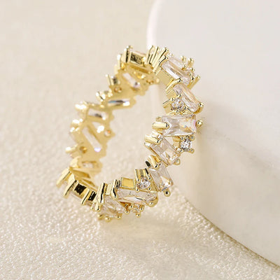 Luxuriöser Eternity-Ring mit Kristallbesatz