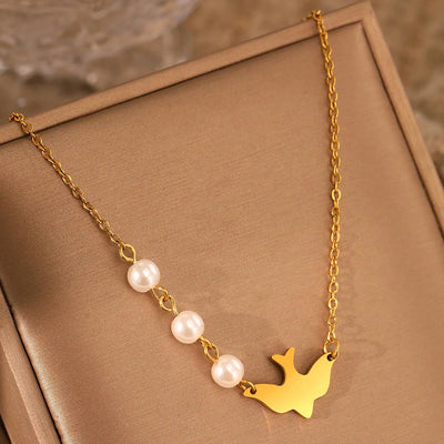 🕊️ Pearl Peace Necklace – Eleganz trifft Symbolik