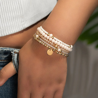 Sandy Glow – Mehrreihiges Perlenarmband mit goldenen Details 🌞✨