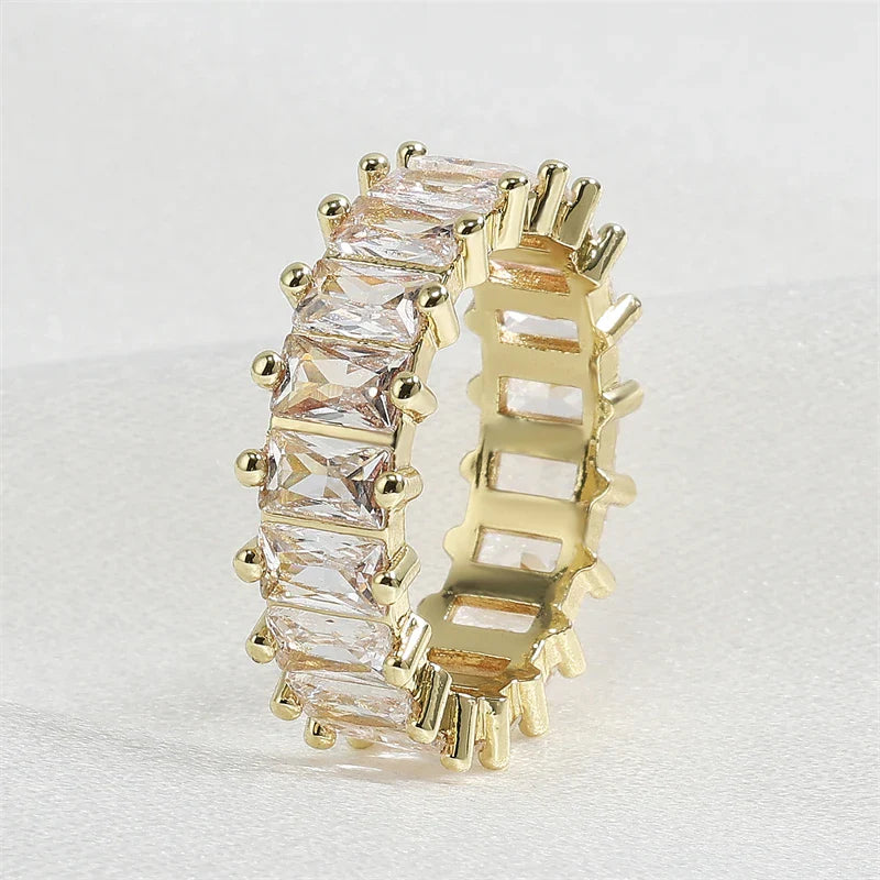 Luxuriöser Eternity-Ring mit Kristallbesatz